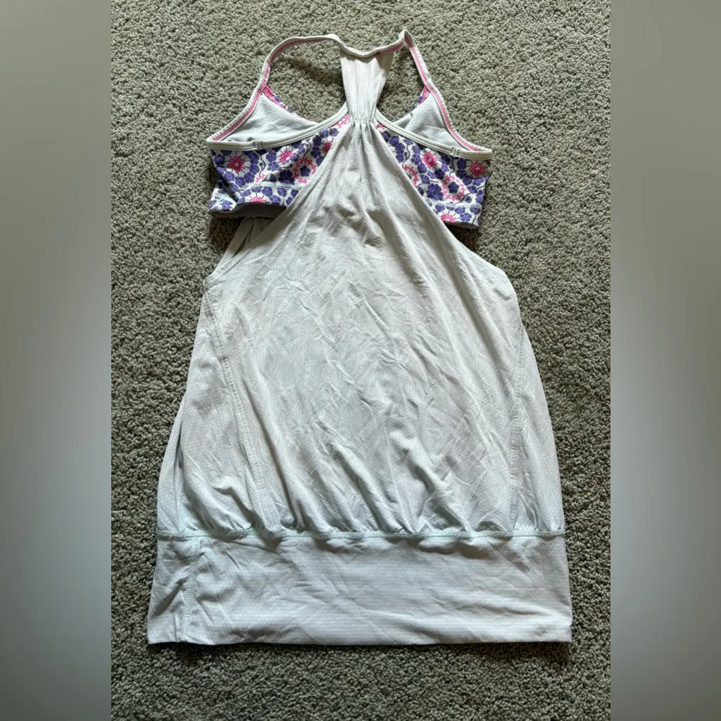 Lululemon Tank Top Womens Size 6 Built In Bra Light Gray Athleisure Athletic - Image 4
