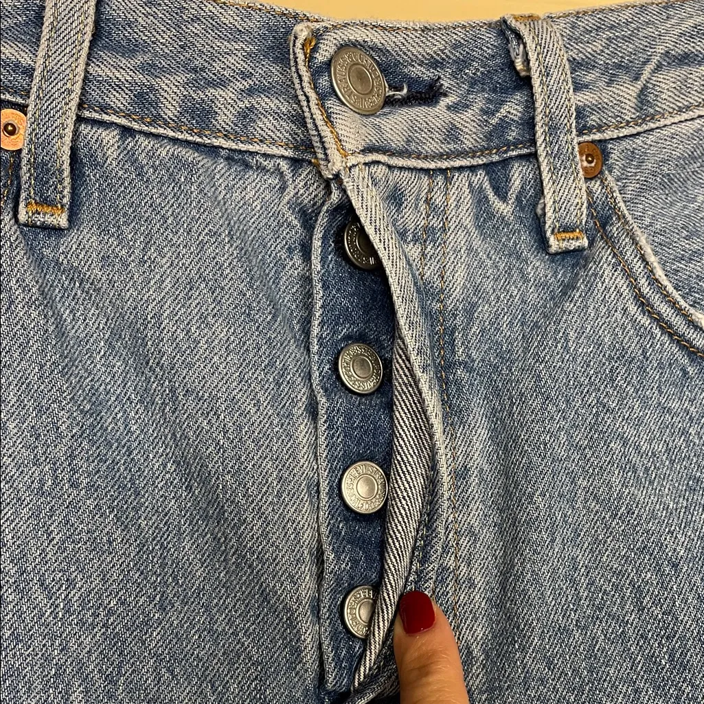 Levi’s Premium Women’s 501 Distressed Raw Hem Light Wash Button-Fly Denim Shorts - Image 5