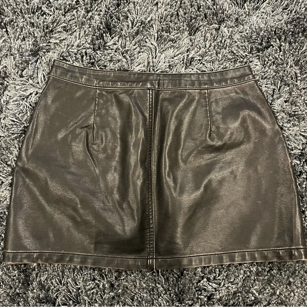 🍒CI SONO BLACK VEGAN LEATHER CARGO MINI SKIRT SIZE MEDIUM🍒 - Image 3