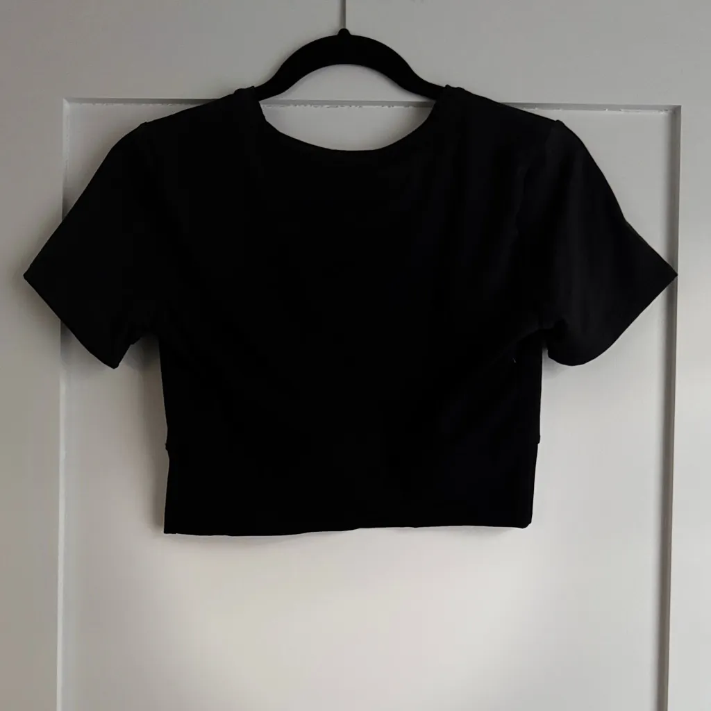 NWT JoyLab Women's M Black Active Cropped Fit Short Sleeve Tee Crew Neck - Image 3