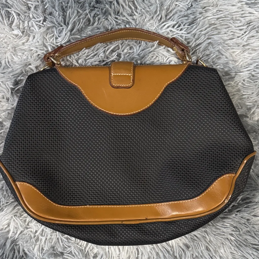 Elegant Black and Tan Women's Shoulder Bag - Image 2
