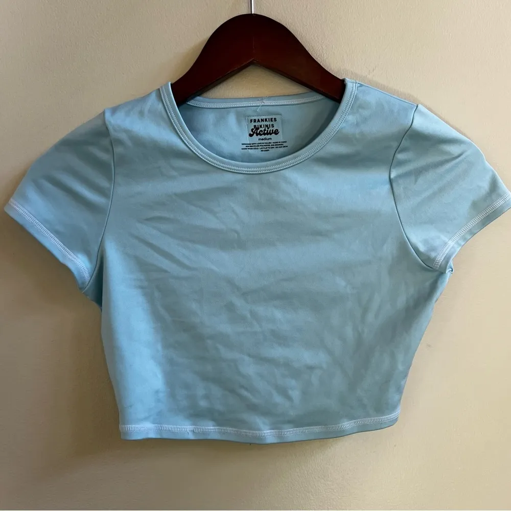 Frankies Bikinis Zippy Baby Tee Crop Top in Baby Blue size medium - Image 2