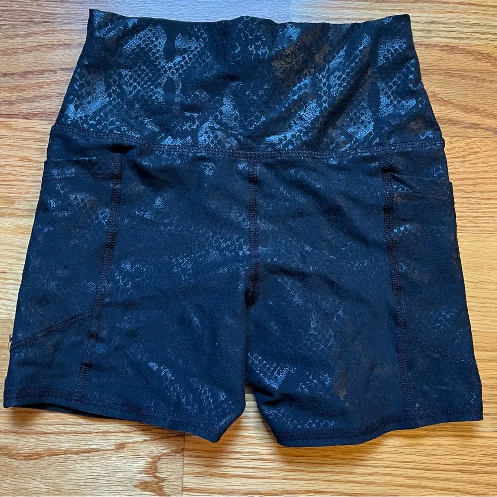 black snakeskin print shorts size small - Image 2