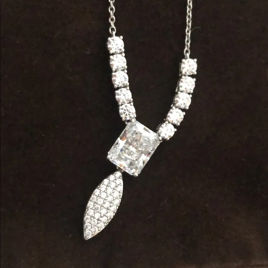 Gorgeous Nadri necklace and earrings set Silver - Image 4