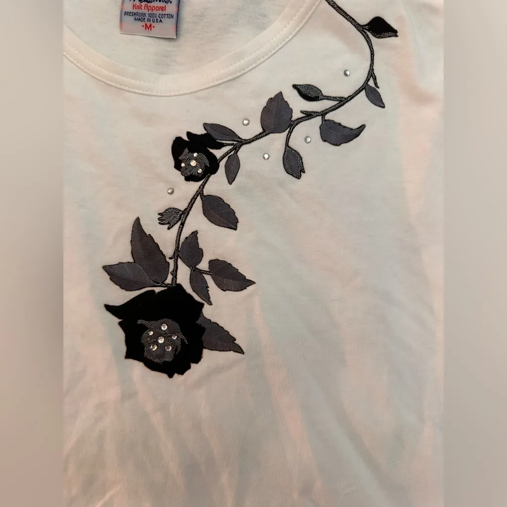 Vintage Volunteer Knit Apparel White Tee with Embroidered Black Floral Design Size M - Image 4