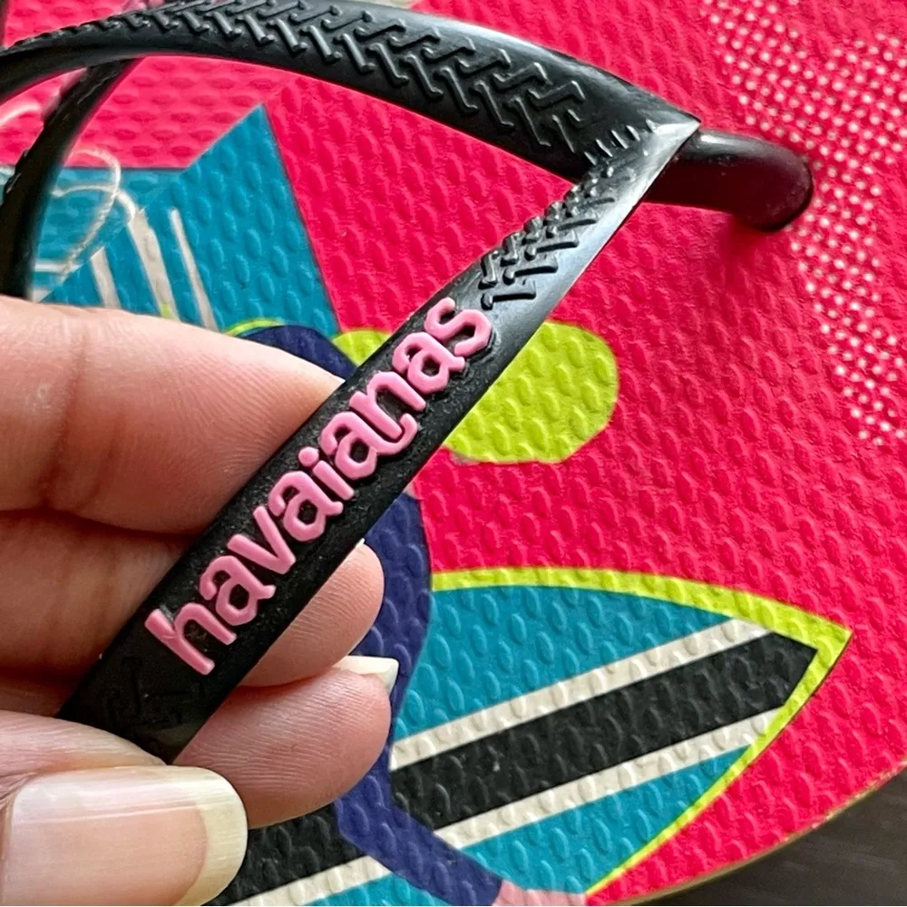 HAVAIANAS | Graphic Print Flip Flops Sz 6 - Image 3