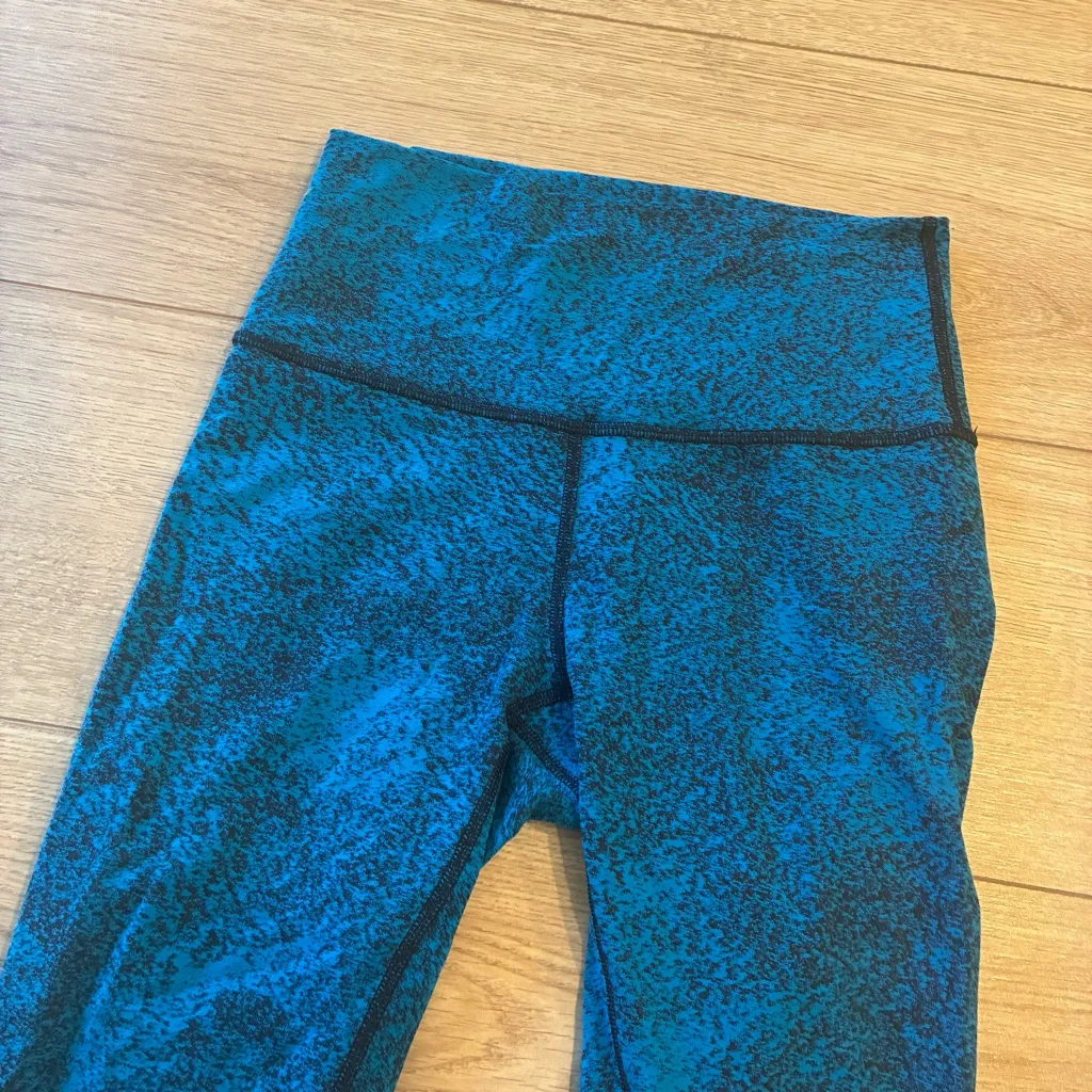 Lululemon Women’s High Times Pant Spray Jacquard Blue 7/8 Legging Size 6 - Image 2