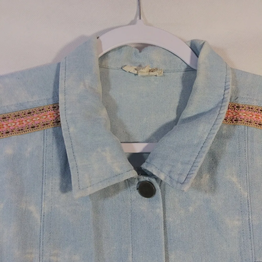 Mystree Blue Acid Wash Distressed Worn Light Weight Cotton Denim Jacket Size L - Image 4