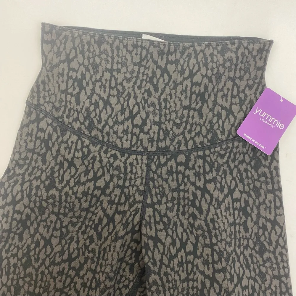 Yummie Reversible Talia Capri Shaping Cotton Stretch Leggings: Black Ocelot - Image 8