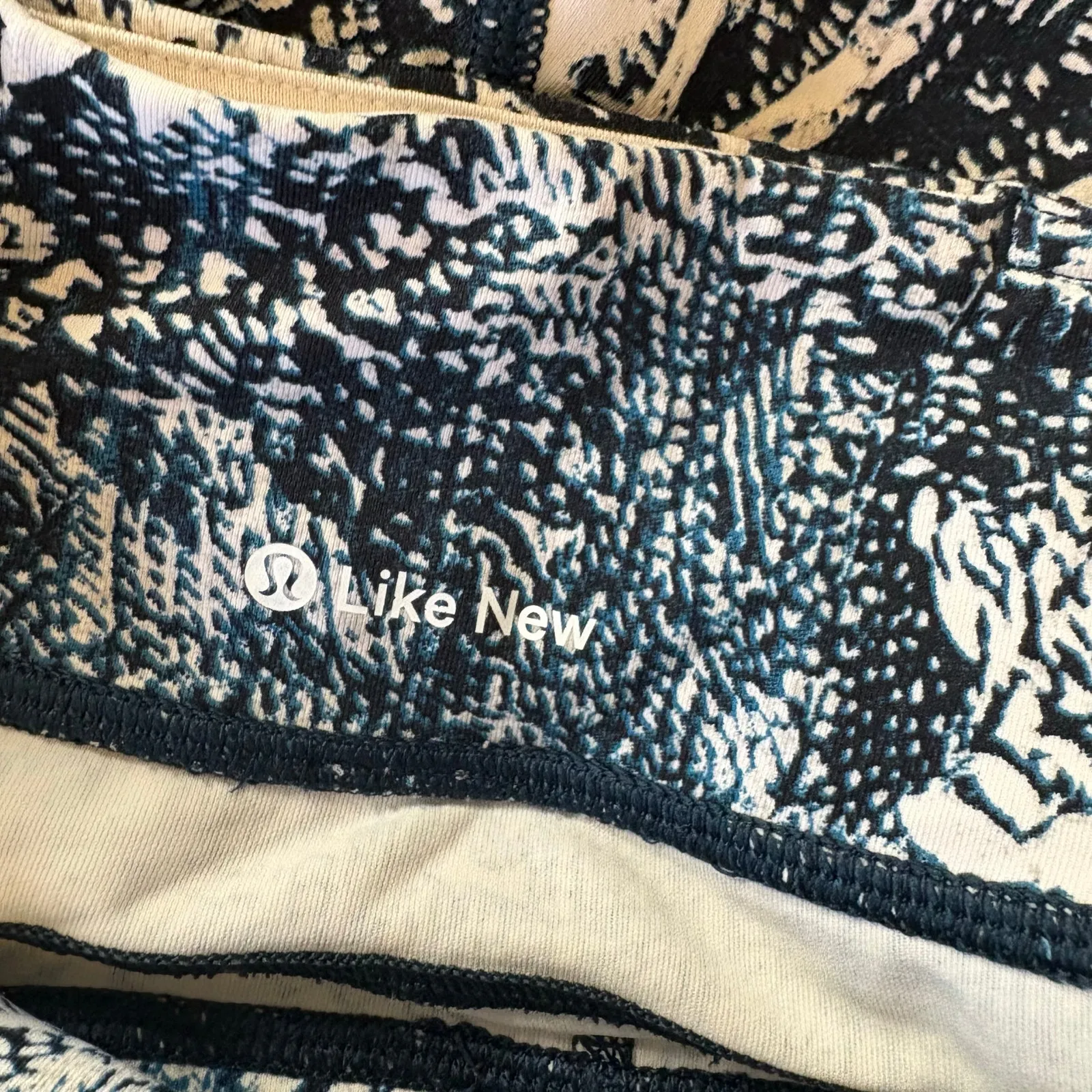 Lululemon‎ Never Still Blue And White Crops Size 2 - Image 6