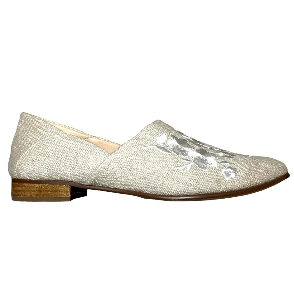 Clarks Women’s Pure Tone Canvas Embroidered Flats Beige Size 7.5 M - Image 5