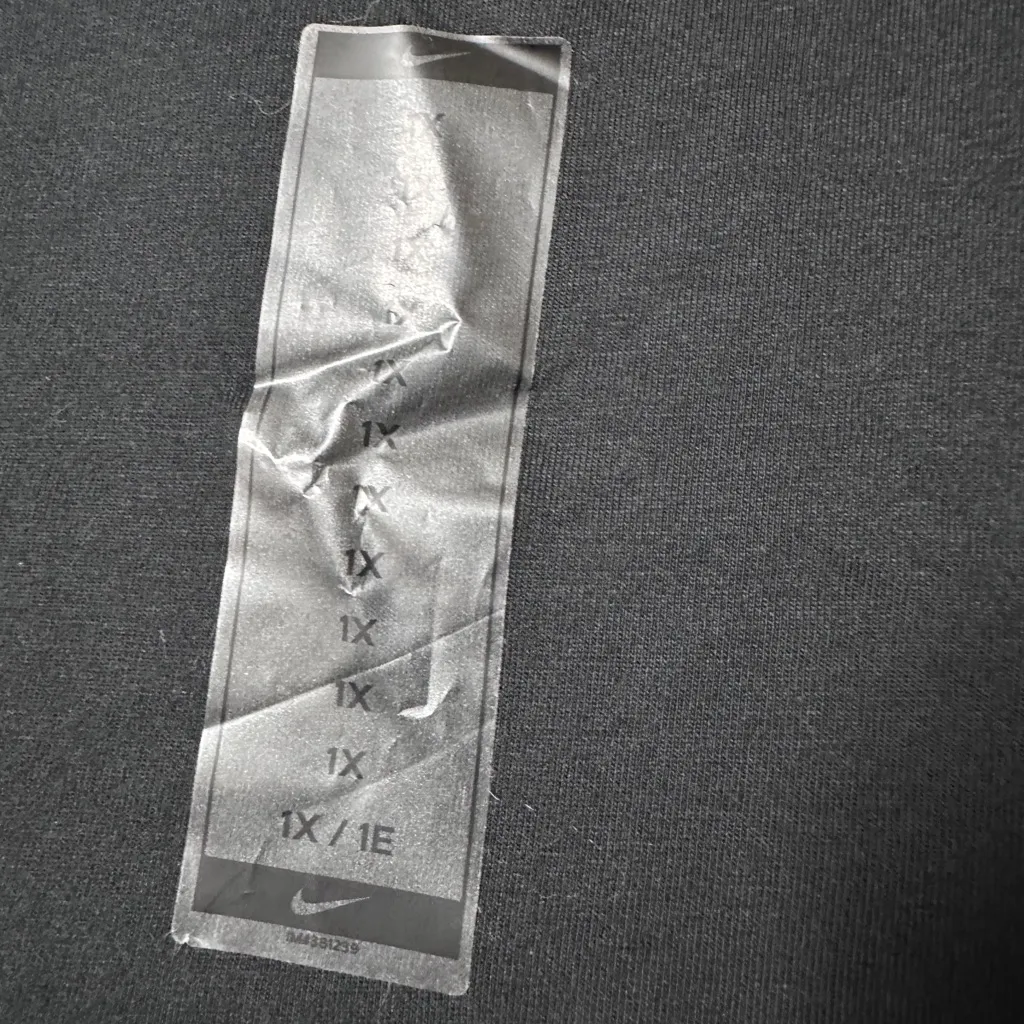 NWT NIKE Woman’s Essentials Logo Black Tee Shirt size 1X - Image 9