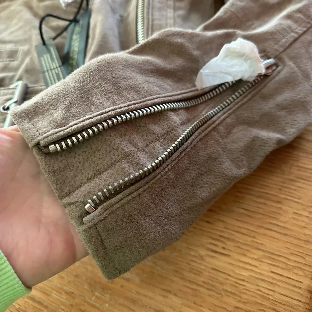 BLANK NYC  NWT Suede Moto Jacket in sand Stoner sz Small $198 MSRP 18” p2p - Image 7