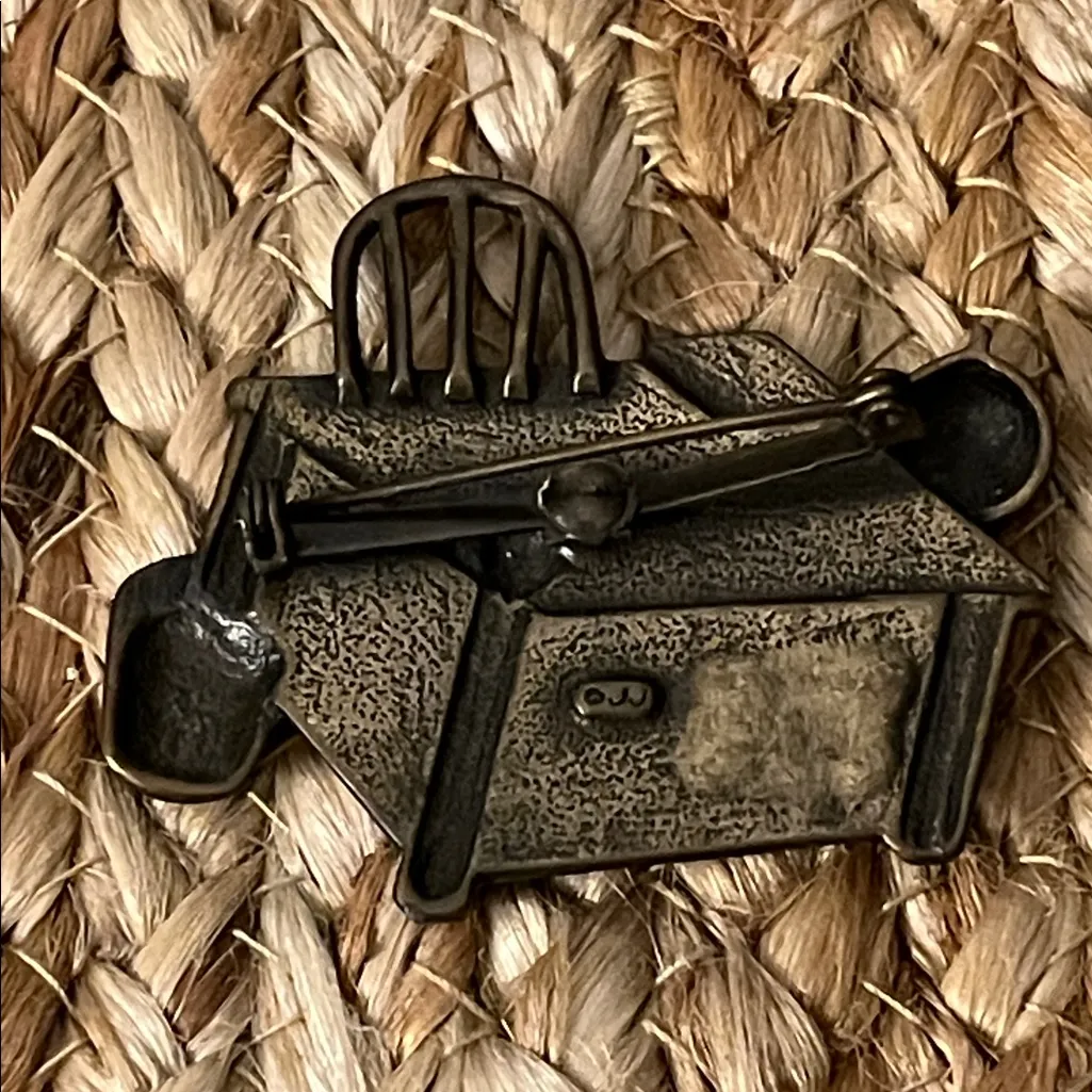 Vintage JJ Bronze Desk Brooch Brown - Image 5