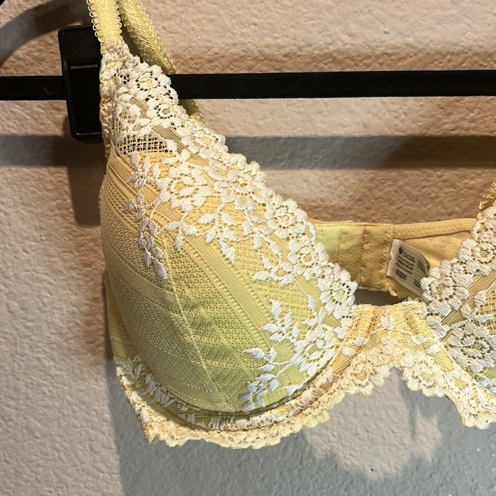 Wacoal Woman’s Yellow Embrace Lace Plunge Bra Convertible back Size 32D - Image 5