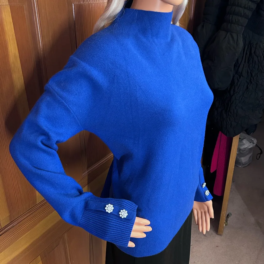 Tahari Cashmere Sweater. - Image 4