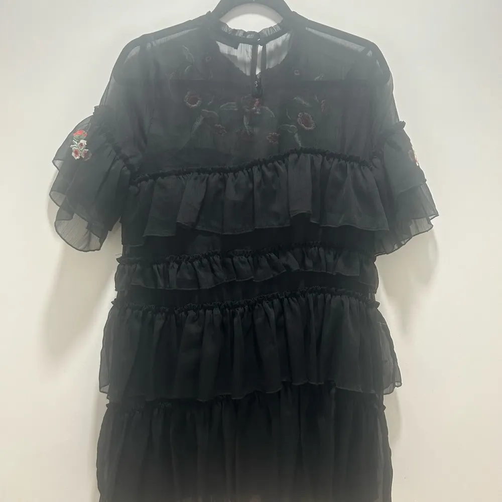 ALPHA & OMEGA Black Floral Embroidered Ruffled Chiffon Tier Babydoll Dress LARGE - Image 5