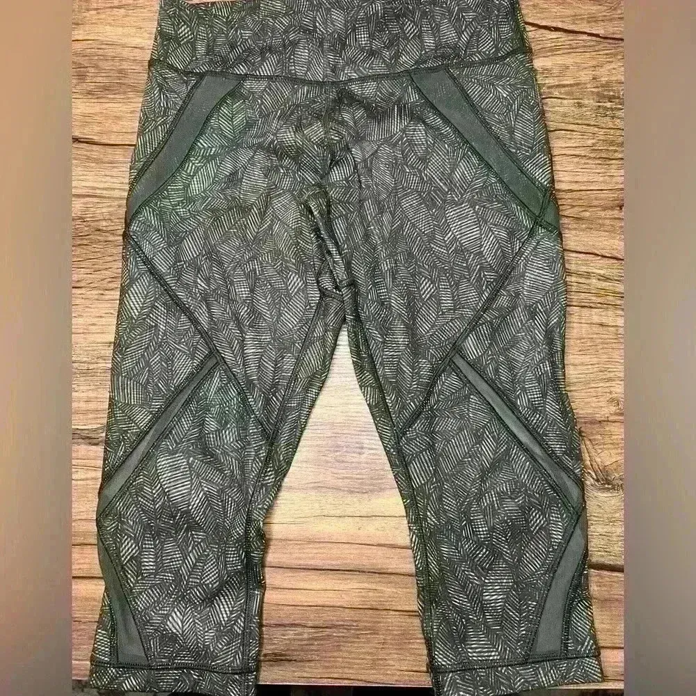 Lululemon Cool to Street Crop Leggings With Mesh Panels Size 6 Green Leaf Print - Image 3