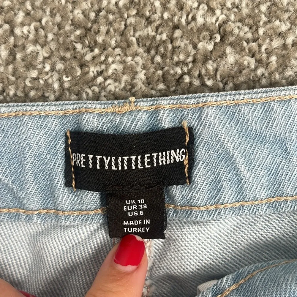 Light wash jean shorts - Image 3