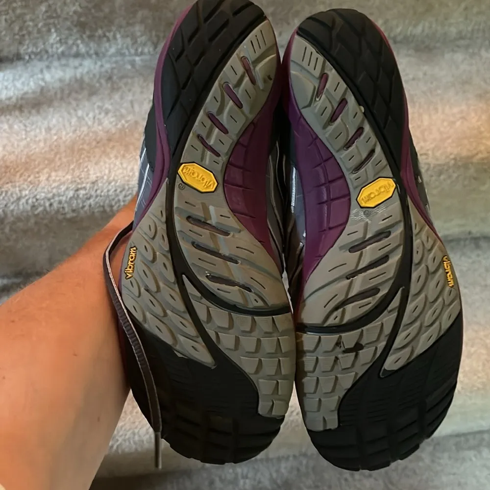 lightweight sneakers in women’s 7.5. Lithe Glove Dark Shadow. #950531 - Image 3