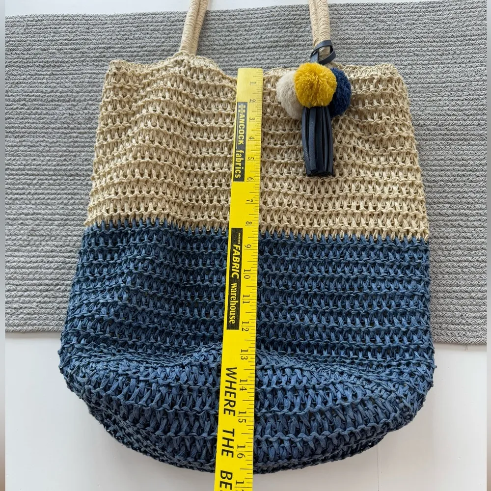 Old Navy Blue Tan Straw Large Beach Tote Shoulder Hobo Bag w. Pom Pom Bag Charms - Image 6
