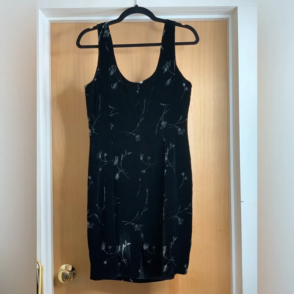 Jones New York Elegant Black Velvet Floral Dress. Size-8 - Image 2