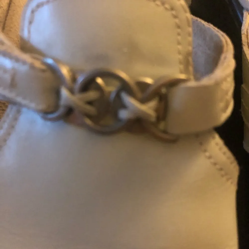 Clarks Cream Leather Classic Summer Slide Sandal W/Chain Detail Size 9M  2” Heel - Image 6