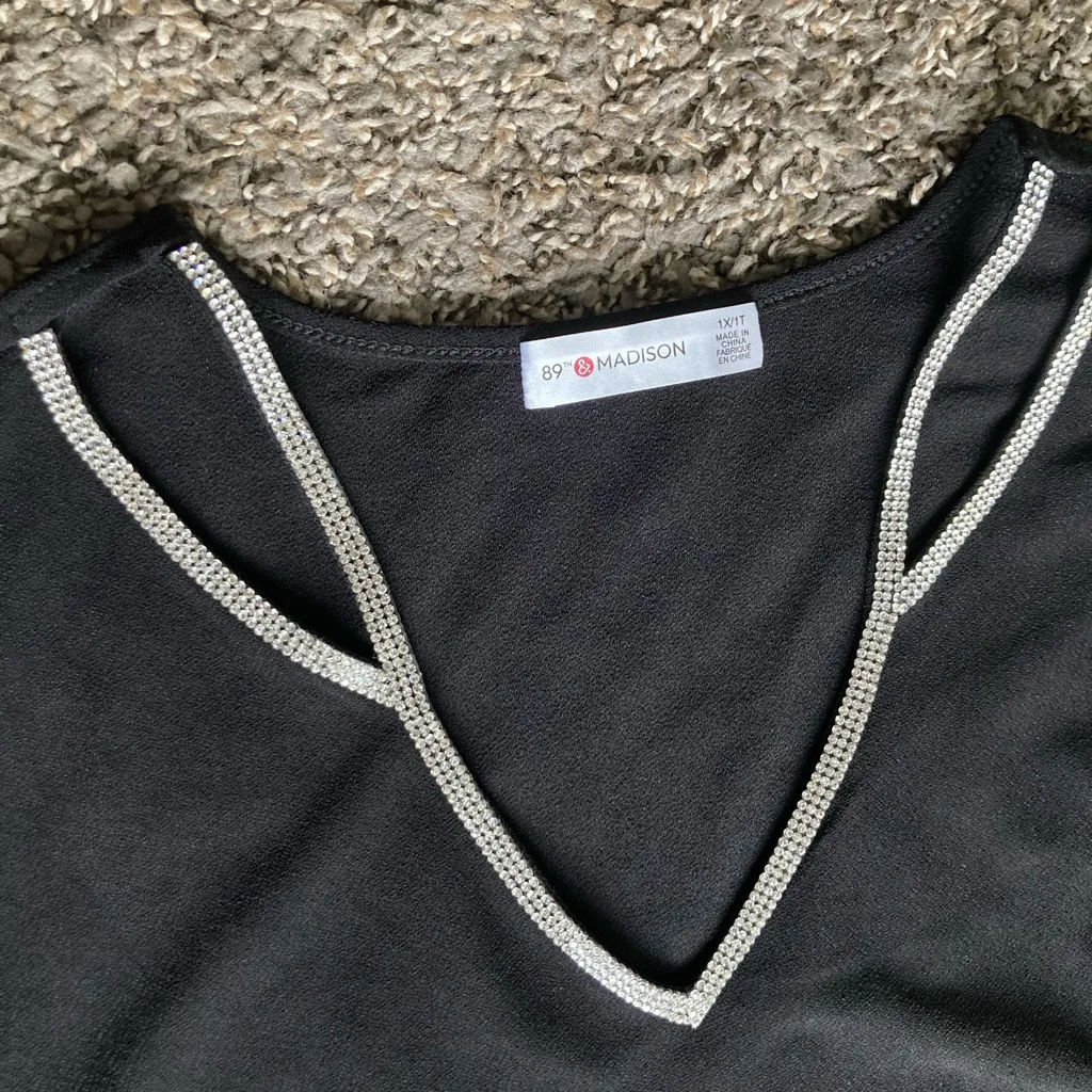 89th & Madison Black Rhinestone V - Image 11