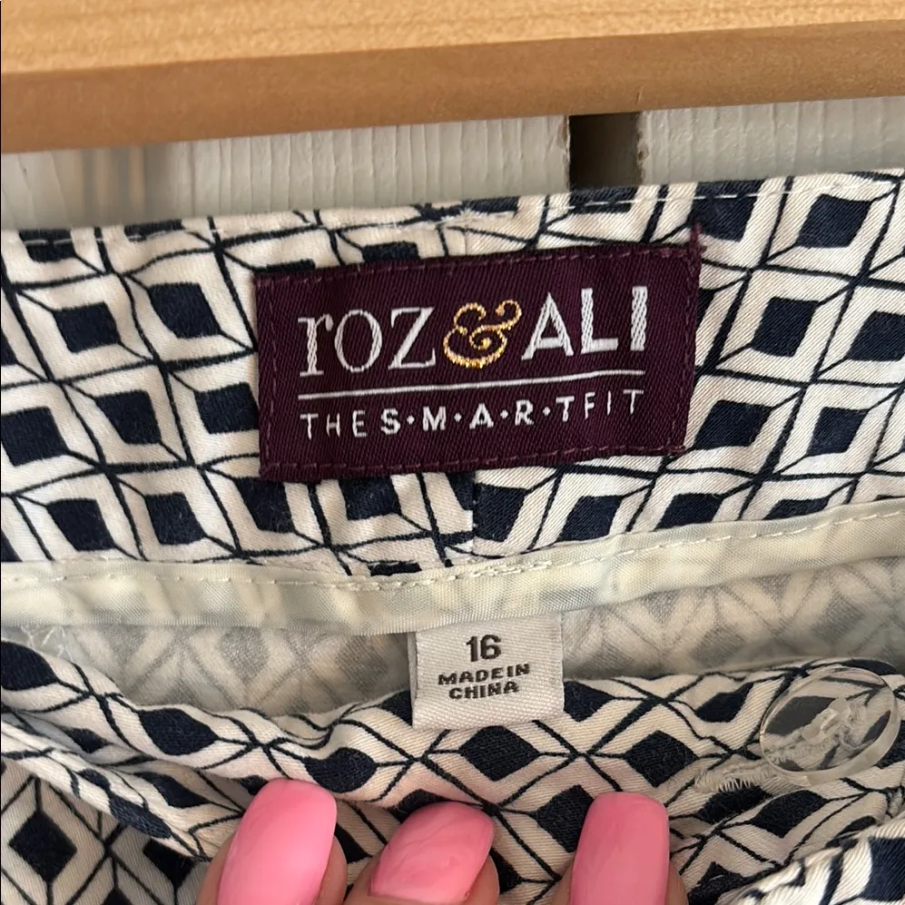 Roz & Ali Navy and White Capri/ankle pants - Image 2