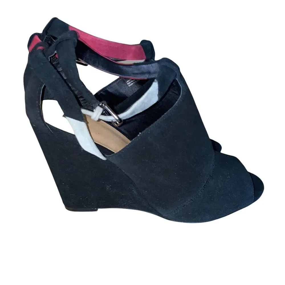 Joe's Jeans Wedged Heel Strapped Sandal Black with grey/burgundy size 9.5 - Image 9