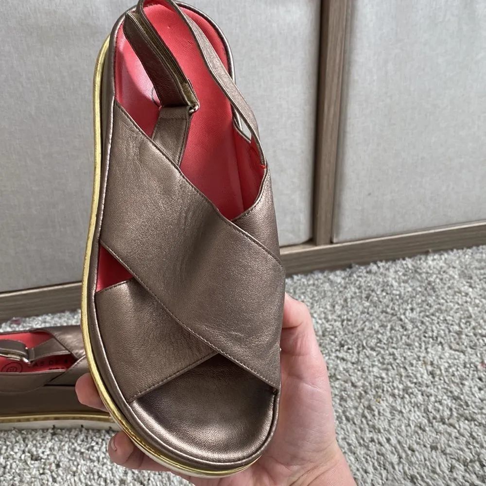 Pas De Rouge metallic bronze sandals Gold Size 6.5 - Image 3