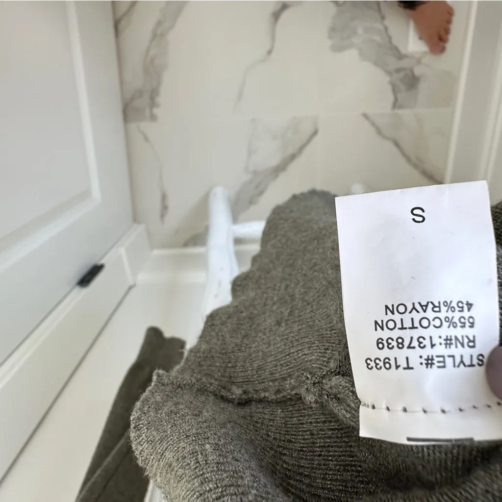 Dreamers Women’s Olive Knit Lightweight Sweater Size Small - Image 9