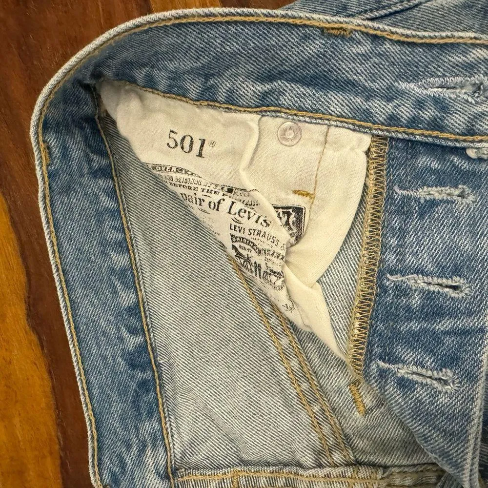 Levi 501 denim shorts size 25 - Image 6