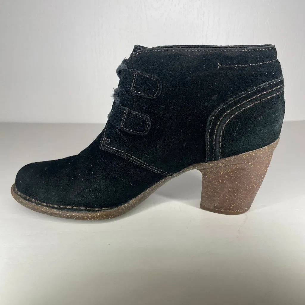 Clark’s Black Suede Artisan Chukka Round Toe Heel Bootie Sz 8.5 - Image 4