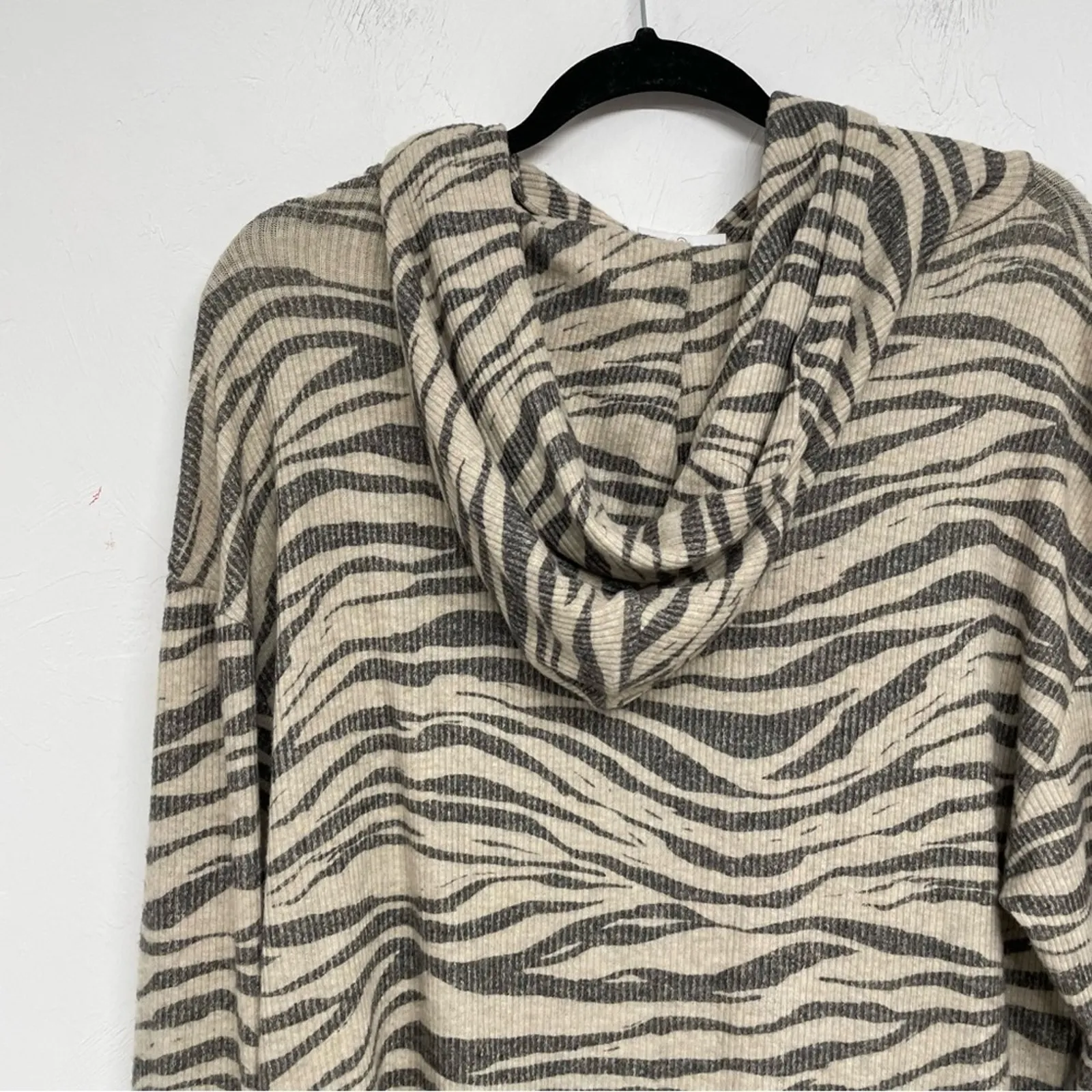 LNA Aritzia Tan & Black Animal Print Hoodie Sweatshirt Womens S Striped Cropped - Image 5