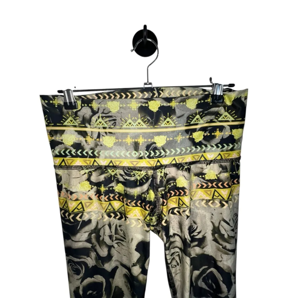 Teeki  Boho Floral Patterned Fitted Athletic Cropped Leggings - Image 4