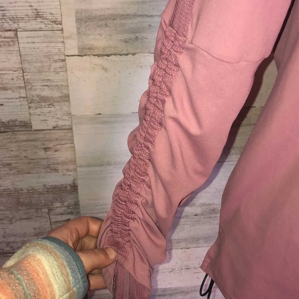 Fabletics Cashel Long Sleeve Shirt Adjustable Ruched Sleeve Orchid Pink Medium​​ - Image 3