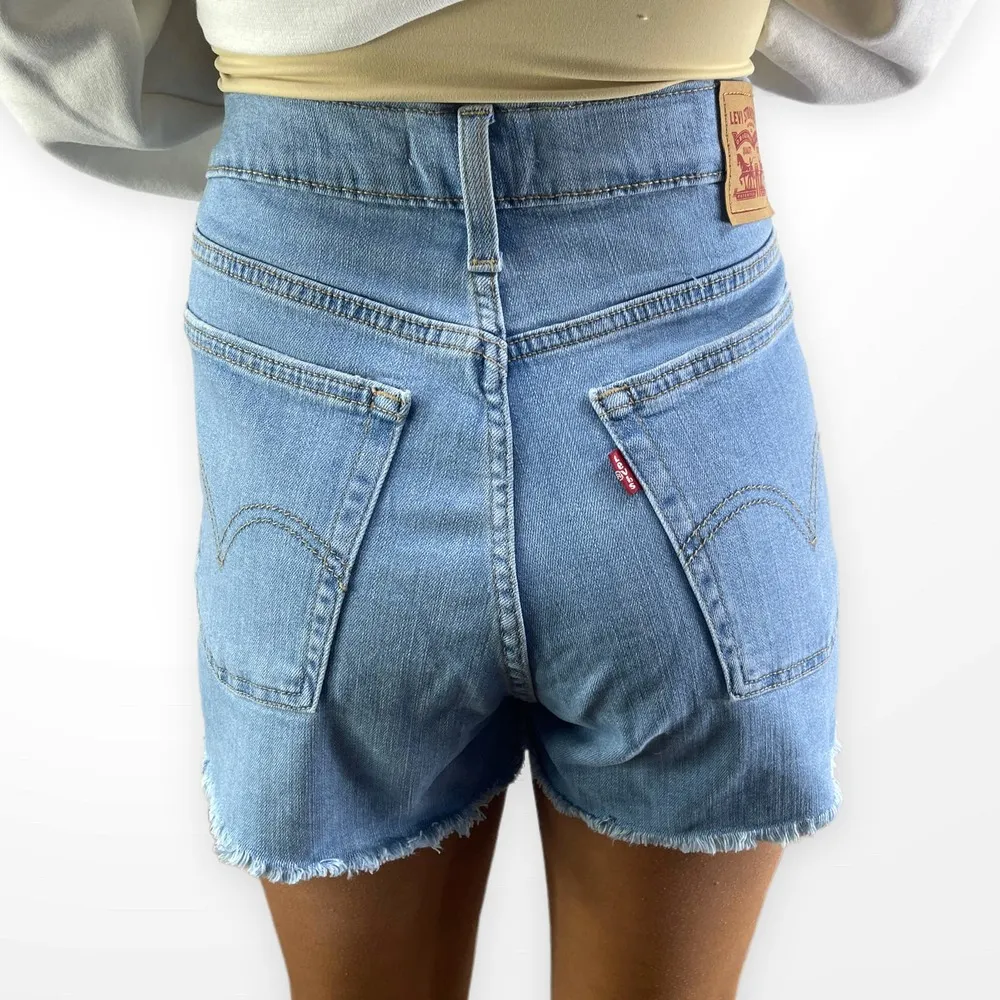 LEVI'S Light Wash High Rise Cut Off Denim Mom Shorts - Image 3