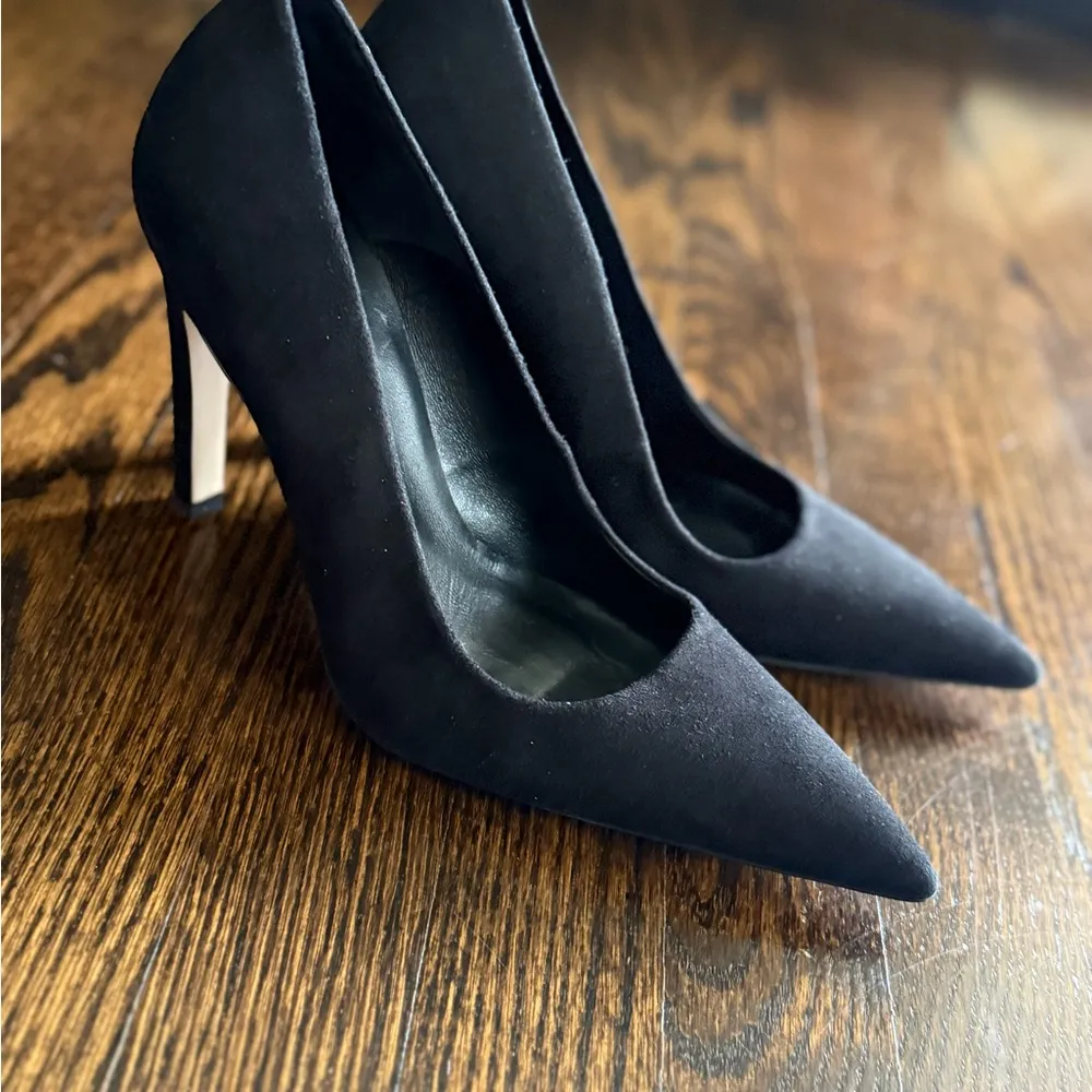 Good American Black Heels Sleek and Elegant - Image 3