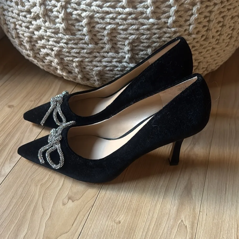 Ann Taylor  Black Pumps with Silver Bow - Image 4