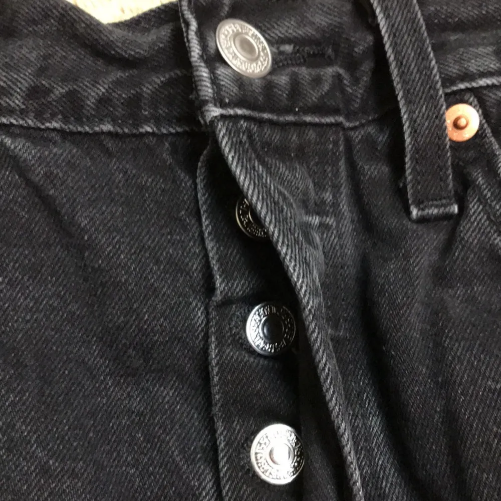 Levi’s Women’s 501 Black Distressed Thrashed Button-Fly Denim Jean Shorts - Image 5