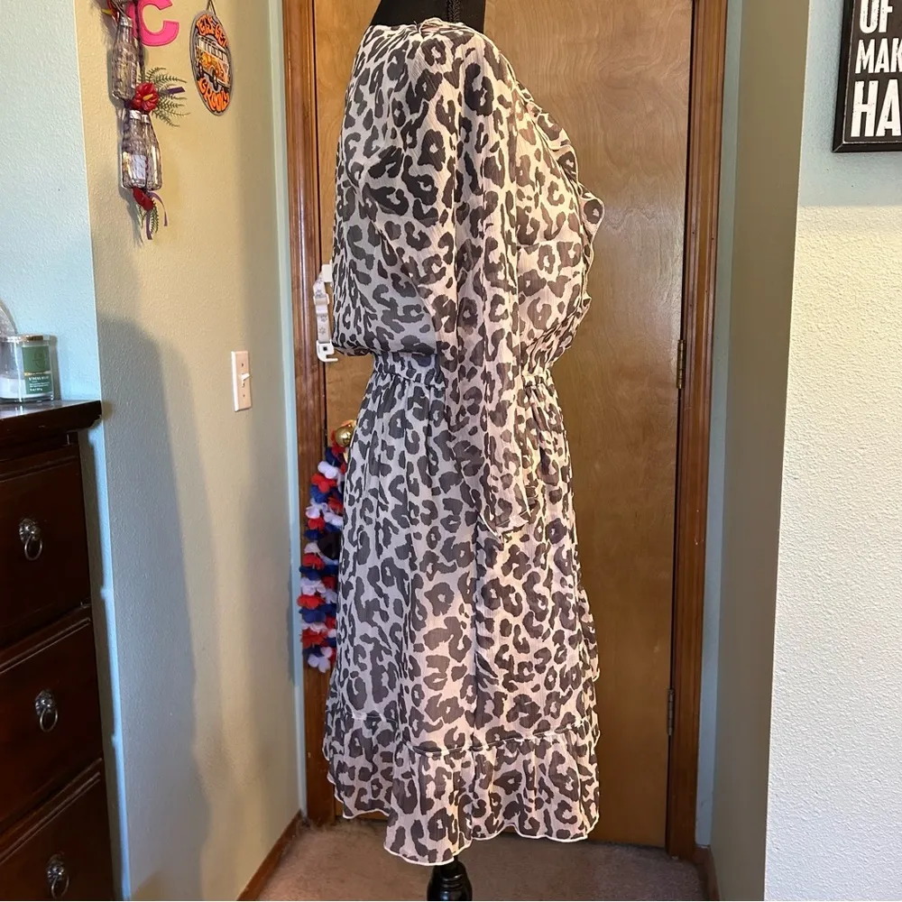 Abercrombie & Fitch gray and white leopard print wrap dress size M ruffles - Image 2