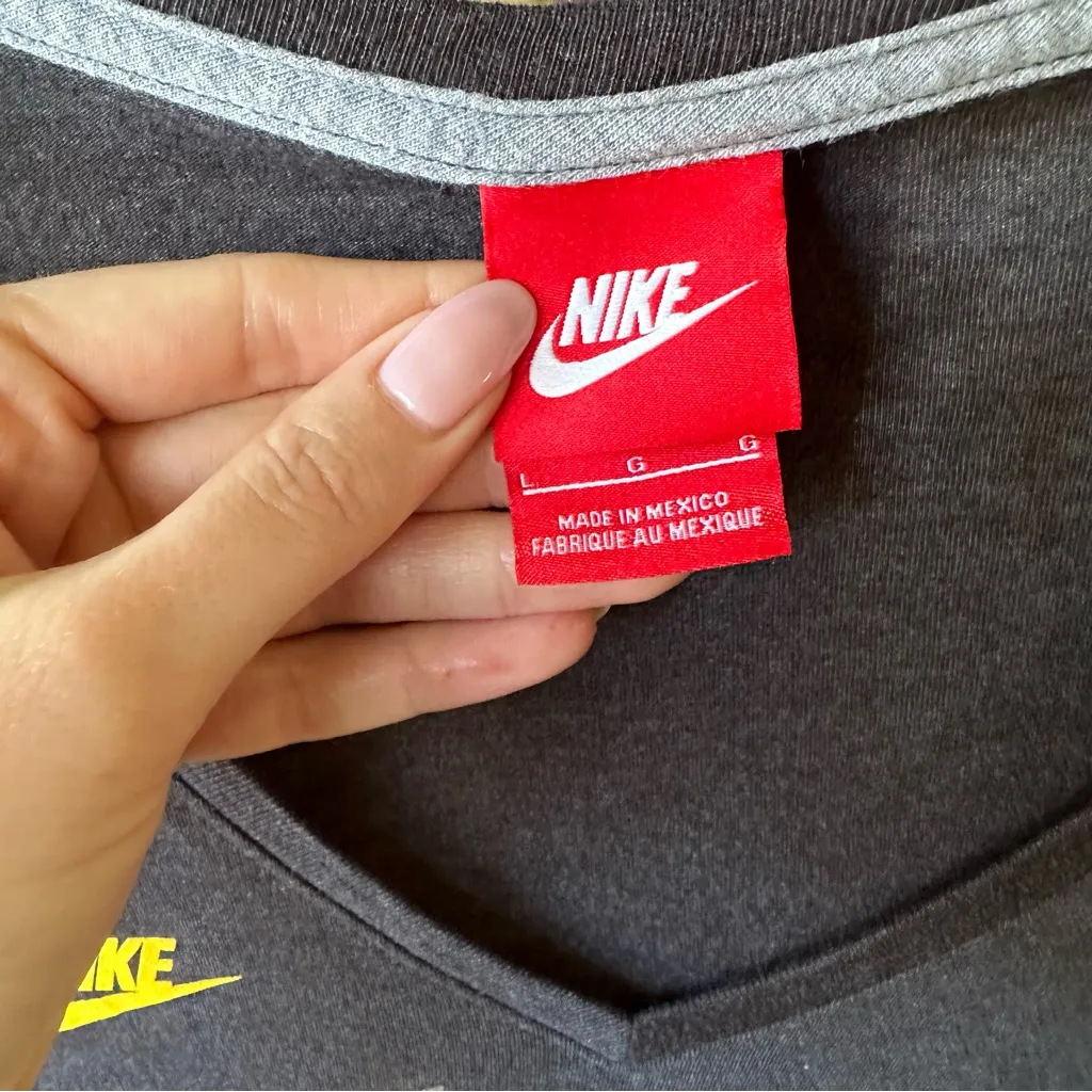 Nike Iowa Hawkeyes Men’s Basketball Womens Gray Long Sleeve T-shirt Large Sport - Image 3