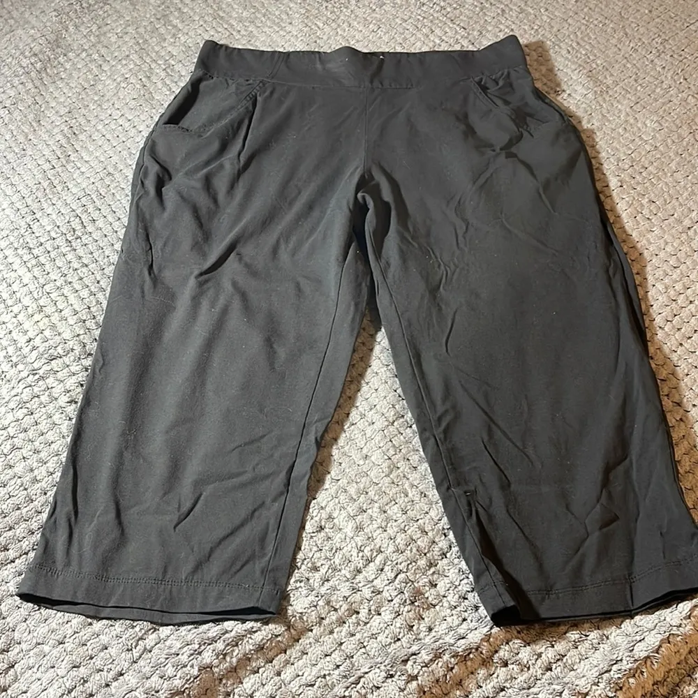 Columbia Anytime Casual Capri Stain Resistant Sun Protection Hiking Pants Size M - Image 7