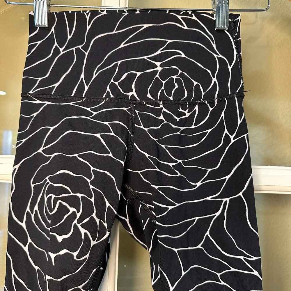 RARE LULULEMON Rose Patterned Crop Tights Leggings - 2 - Image 3