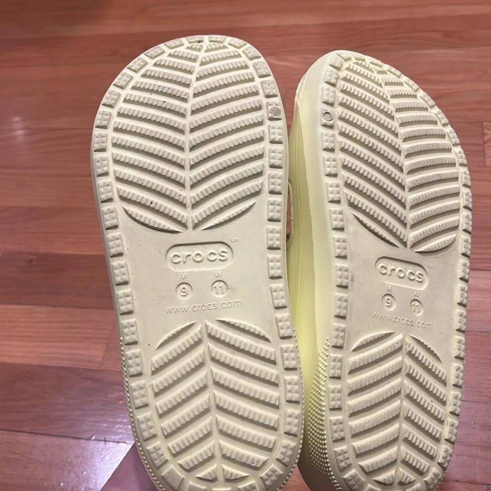 Crocs women’s  yellow classic lined cozy sandal size 11. - Image 6