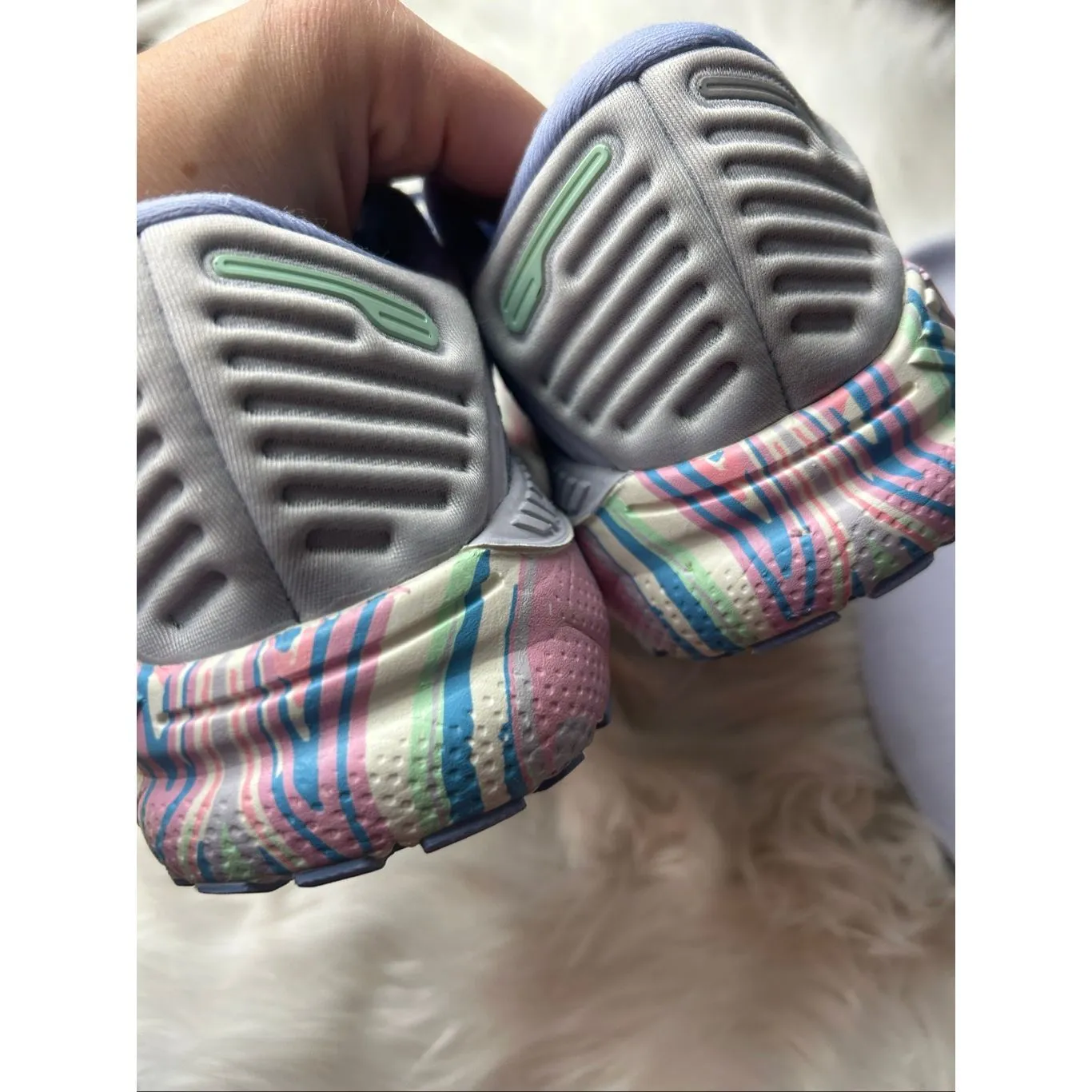 Brooks women’s sneakers adrenaline GTS 22 size 9 1/2 medium B purple - Image 4