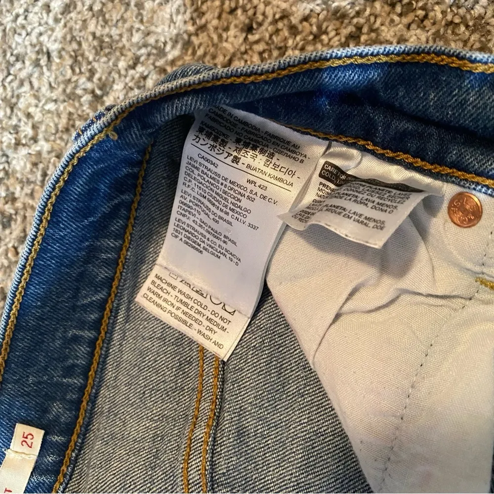 Levi's Premium Ribcage Straight Jeans in Size 25 - Image 4