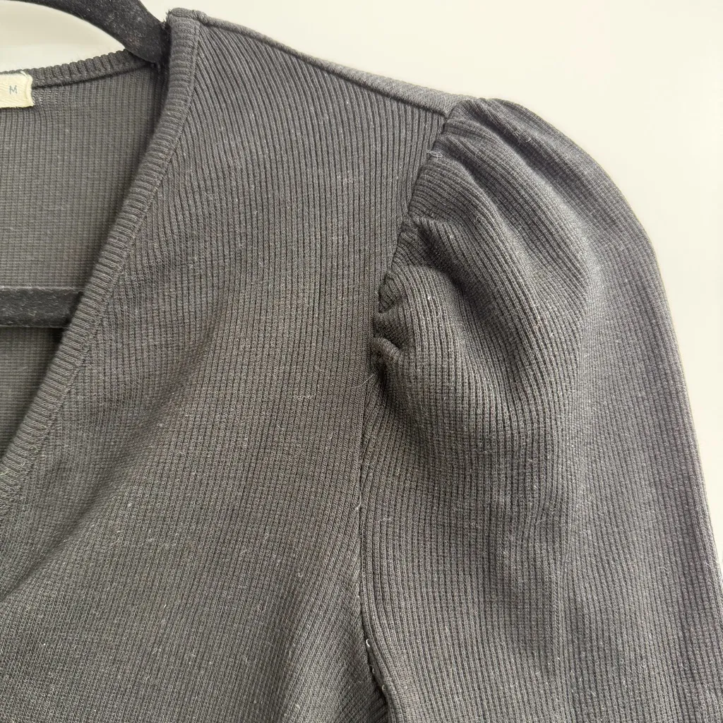 Marine Layer Lexi ribbed long sleeve V neck top black size Medium fitted - Image 2