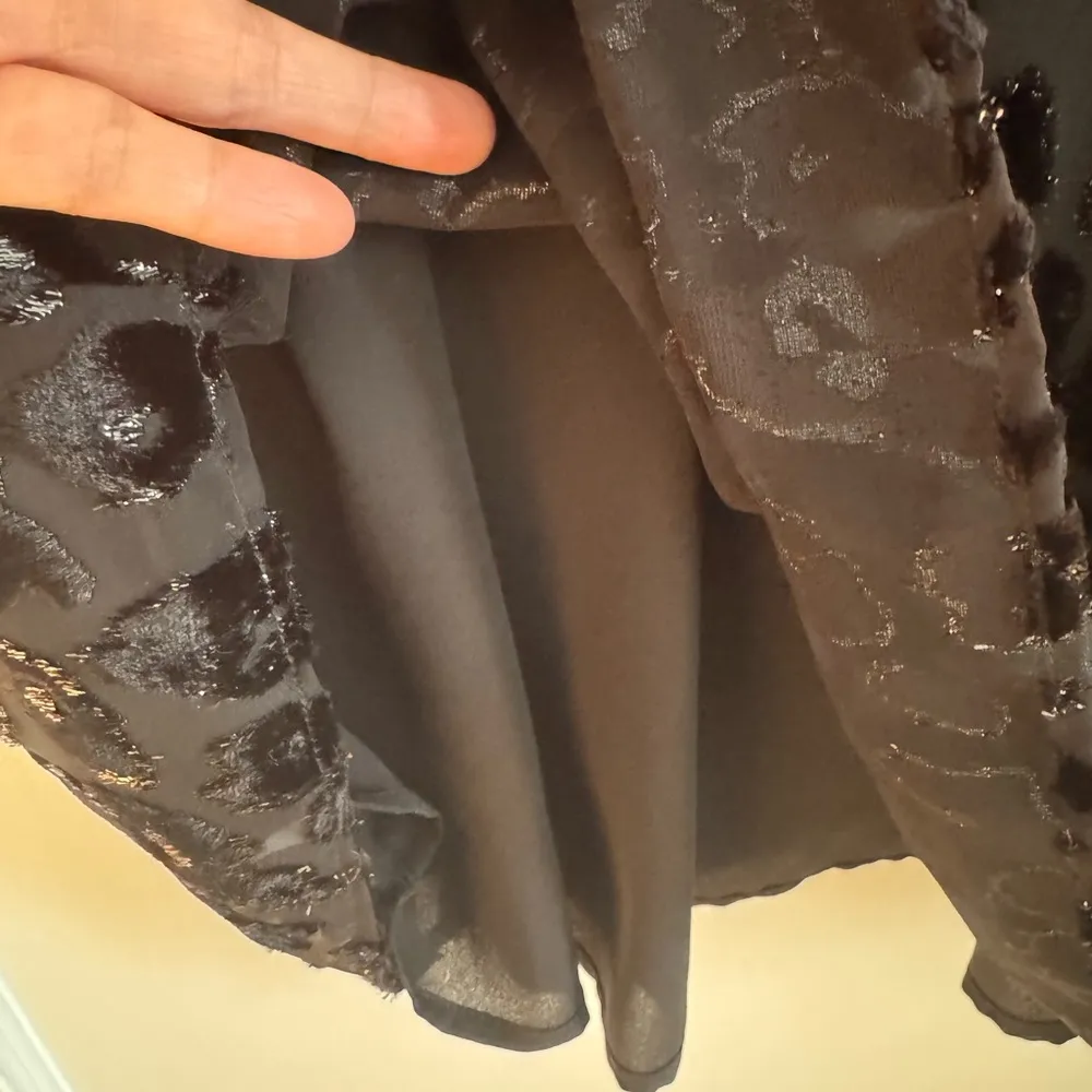 Ann Taylor Women’s Sleeveless Black Top With Velvet Accents Size Med Holiday - Image 7